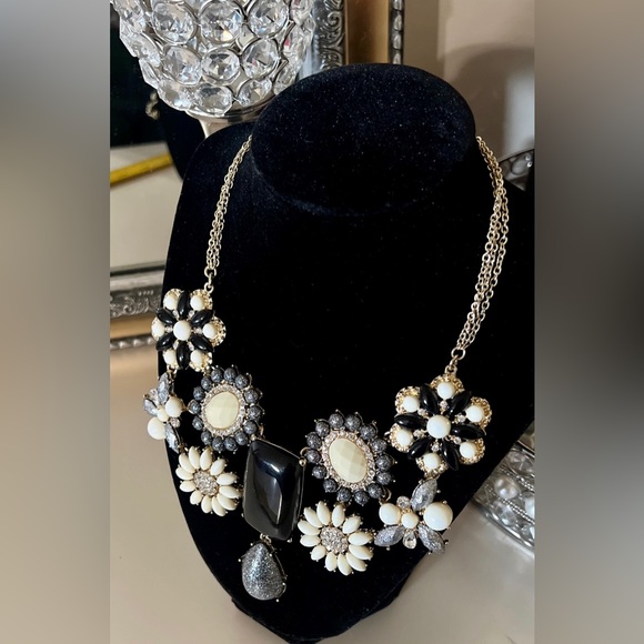 Amrita Singh Rhinestones and beads Statement necklace - Picture 3 of 6